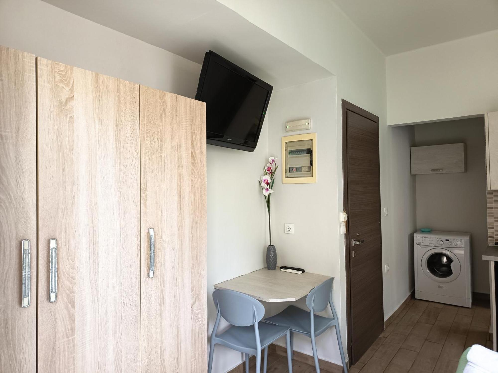 Lilian'S Seaview-Party Street-Youth Studios Rhodes City Ruang foto